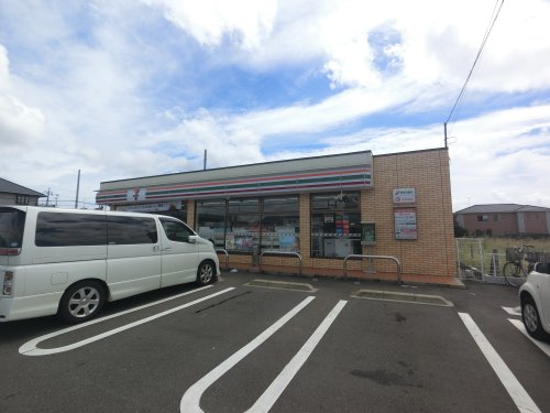 コンビニ　セブンイレブン・成田西三里塚店（コンビニ）まで428m