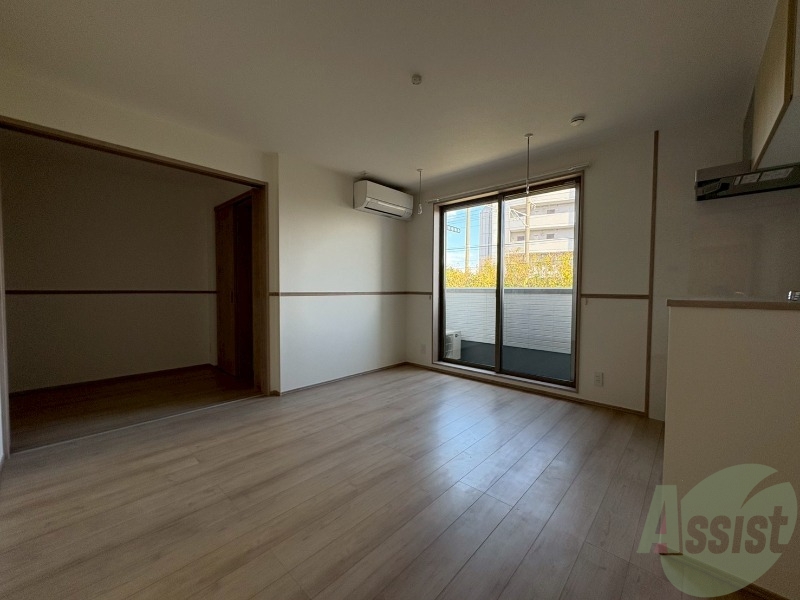 居室・リビング　こちらは８．２帖のリビングになります。広々していますね。