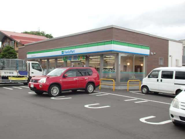 コンビニ　ファミリーマート（コンビニ）まで439m