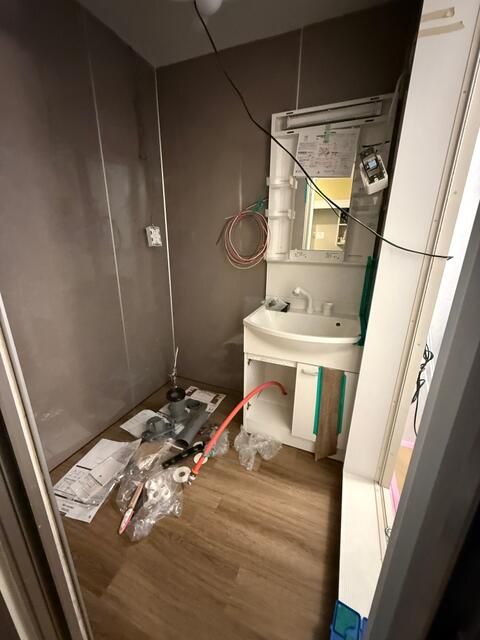 洗面設備　工事実施中の室内