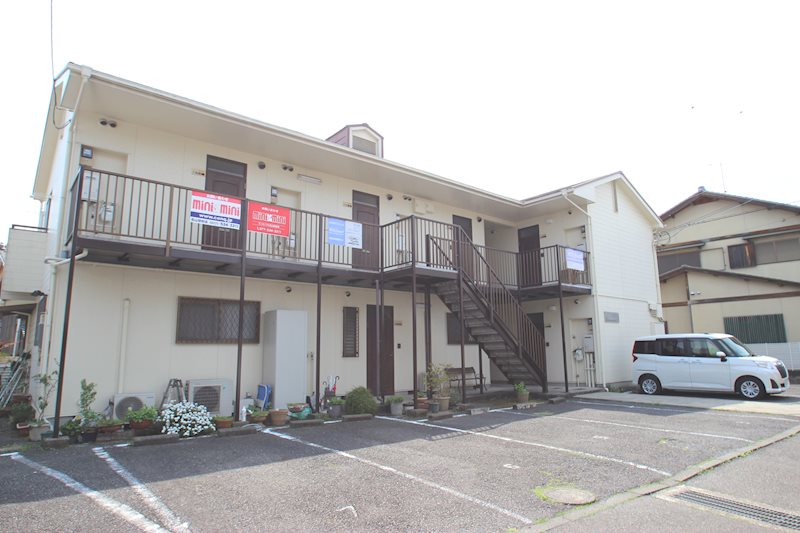 建物外観　2F建のアパート。