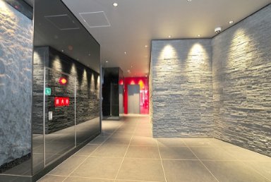 ロビー　ルーエ本町　お洒落なエントランスロビー