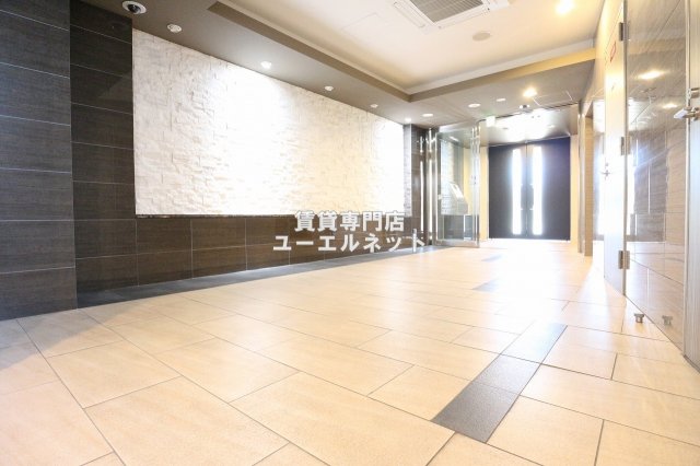 エントランス　毎日通る場所だからこそ、洗練された空間に