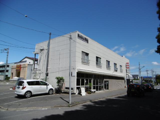 建物外観　1階はお店が複数あります。