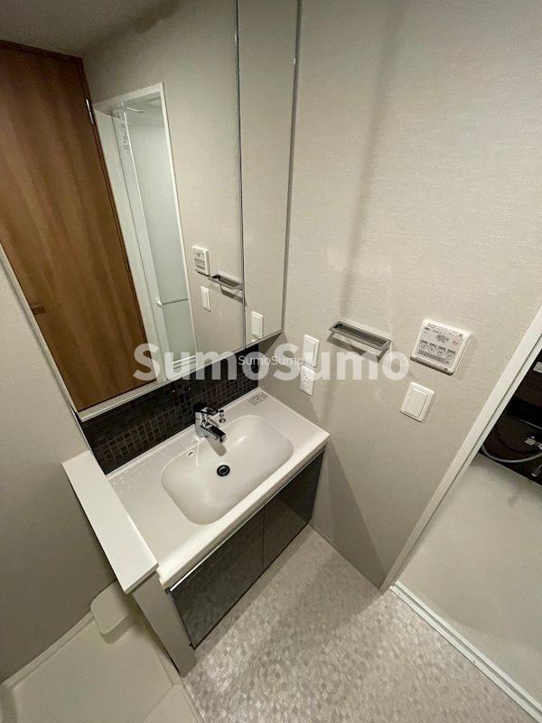 洗面設備　明るい洗面所です