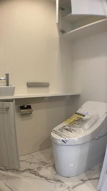 トイレ　温水洗浄暖房便座・手洗いカウンター付