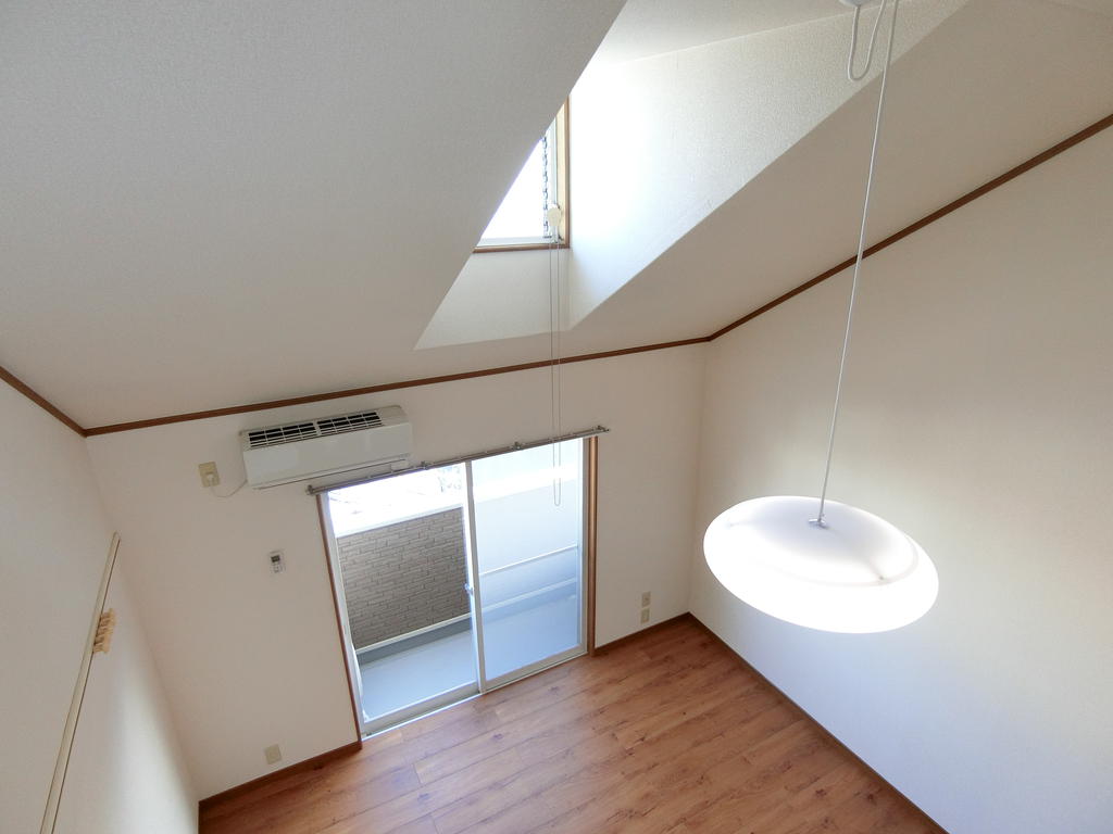 居室・リビング　天井も高く、開放感たっぷり。トップライトも付いて明るい室内♪