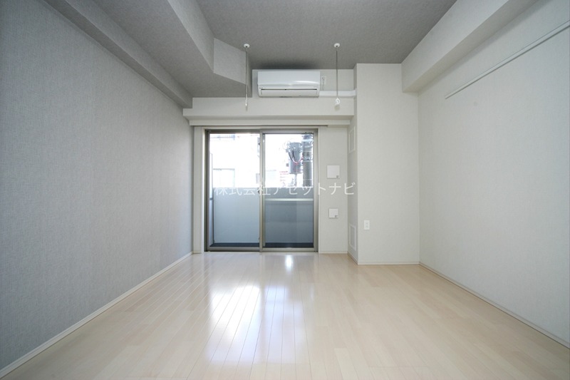 居室・リビング　フローリングの色が異なります