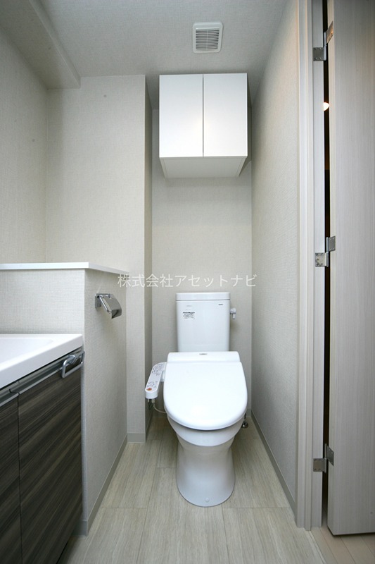 トイレ　フローリングの色が異なります