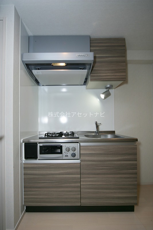 キッチン　フローリングの色が異なります