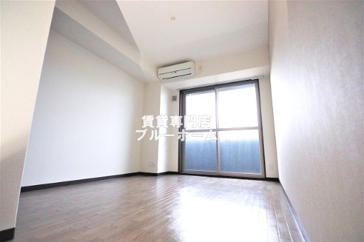 居室・リビング　6.4帖の広い洋室です！