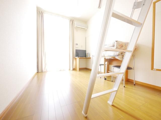 居室・リビング　★テレビのある洋室です★