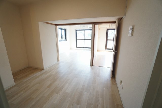 居室・リビング　南からの日差しが差し込んでくるLDK約12帖