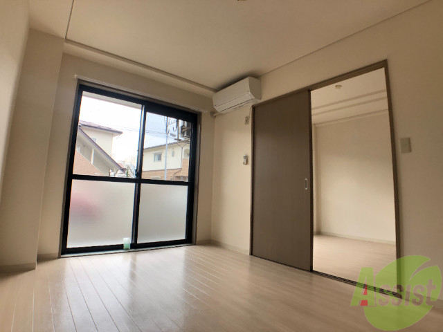 居室・リビング　こちらは６帖の洋室です。陽がよく入り温かいです。