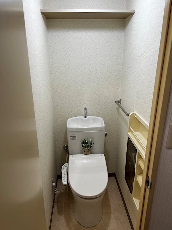 トイレ　嬉しい温水洗浄便座（入居時家具等撤去）