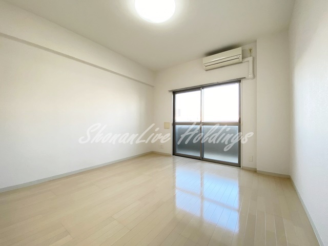 居室・リビング　8.8帖の広々洋室♪