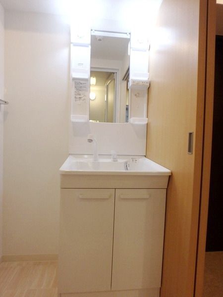 洗面設備　～朝、すぐに顔を洗えます～