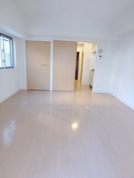 居室・リビング　～9.7帖のお部屋です！明るくて開放的です～