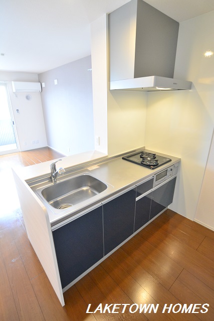 キッチン　２口グリル付の対面式システムキッチンです。