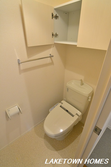 トイレ　北側上部に収納のある温水洗浄暖房便座付のトイレです。