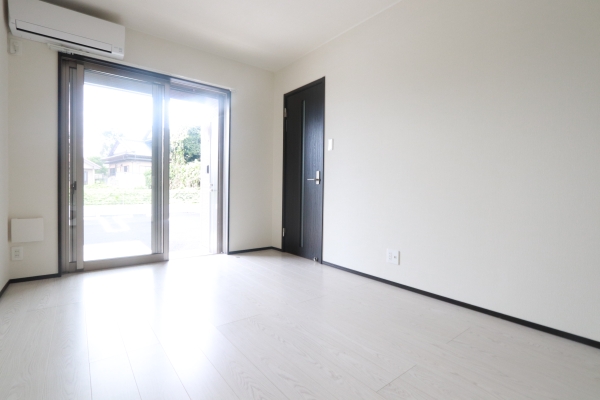 居室・リビング　白と黒を基調とした内観です