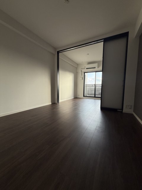 居室・リビング　同物件、別号室のものです。