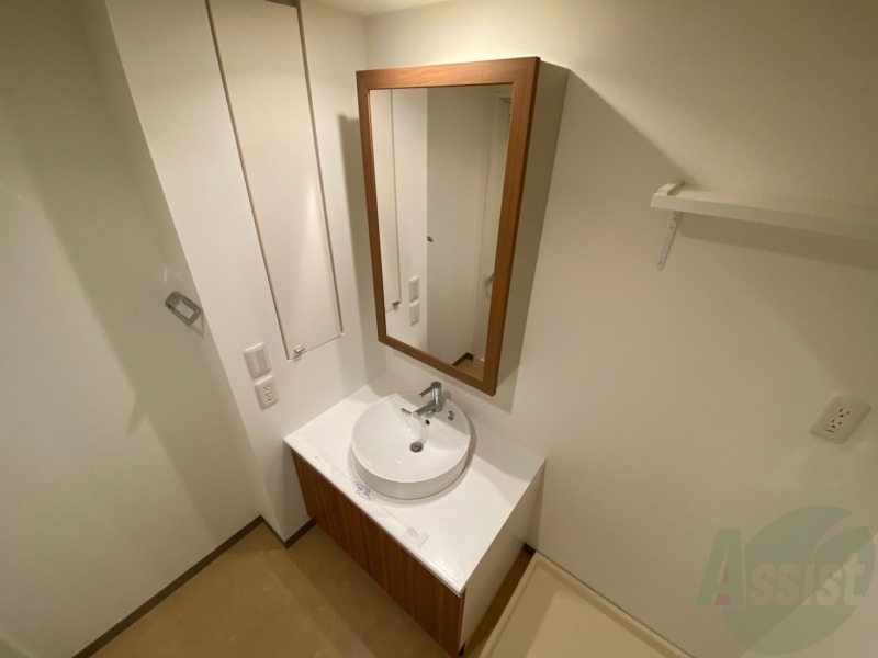 洗面設備　独立洗面台です。大きくてよいですね。シャンプーもできます。