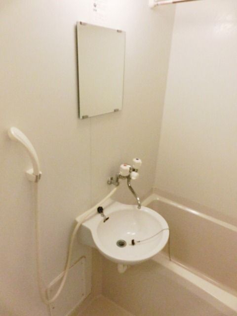 洗面設備　バスルームに洗面台があります。