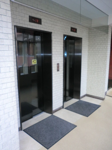 その他設備　エレベーター２基（2024年12月撮影）