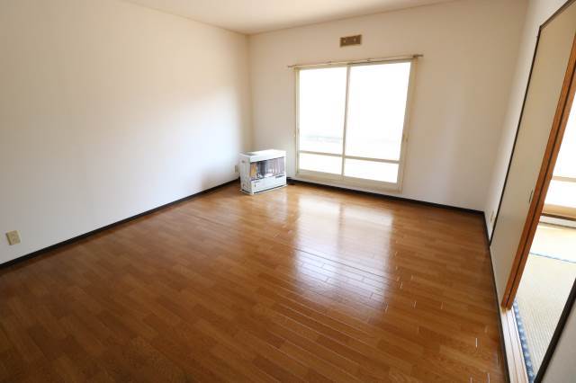 居室・リビング　南西向きで日当たり良好♪