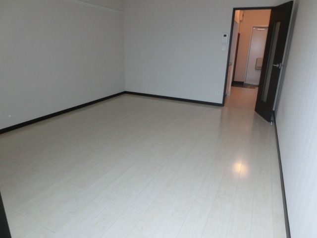 その他部屋・スペース　バルコニーから見た居室