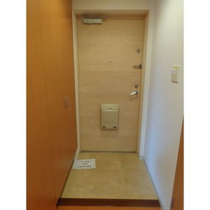 玄関　床材やダウンライトなどホテルライクな仕様になっています♪