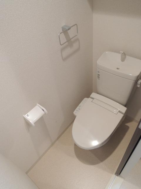 トイレ　落ち着いた色調のトイレです