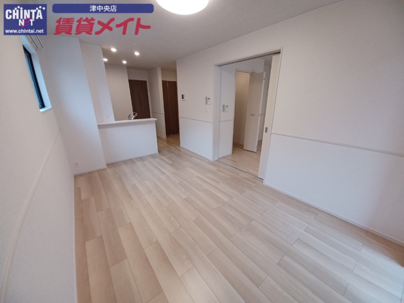 居室・リビング　同タイプ反転写真