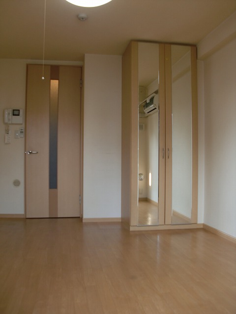 その他部屋・スペース　落ち着いた色合いの床材を使用した居住空間