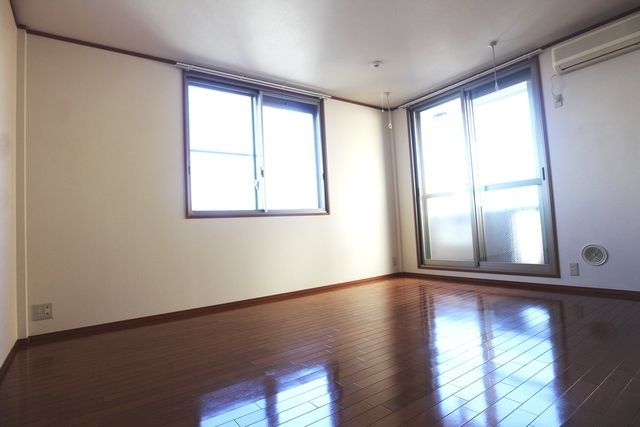 居室・リビング　★角部屋の２面採光で明るいお部屋です★