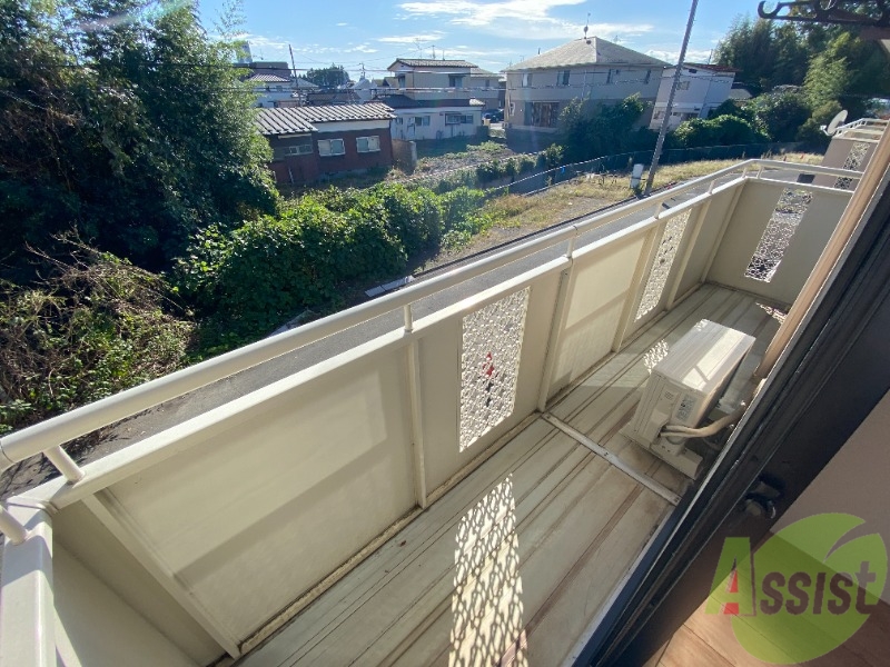 バルコニー　バルコニーは南向きです。暖かい日差しが望めそうですね。