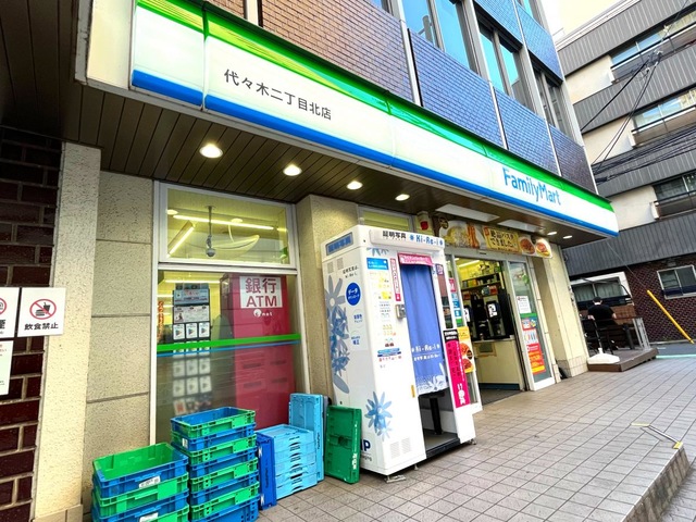 コンビニ　ファミリーマート代々木二丁目北店（コンビニ）まで121m