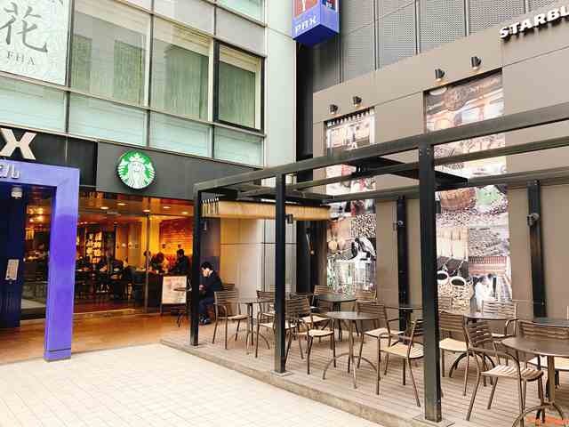 飲食店　スターバックスコーヒー新宿南口店（飲食店）まで206m