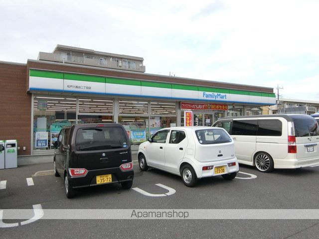 コンビニ　ファミリーマート（コンビニ）まで1067m
