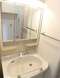 洗面設備　三面鏡付シャンドレ