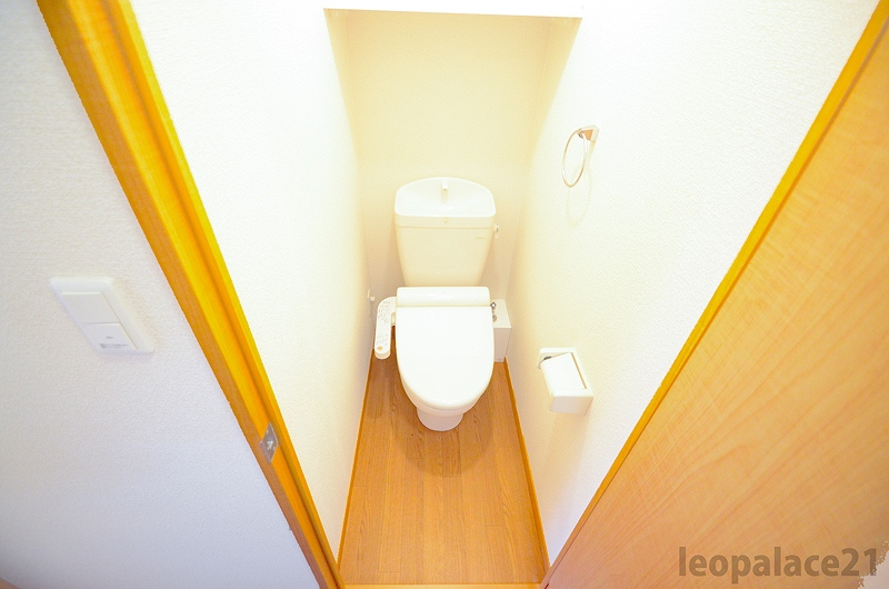 その他　温水洗浄便座。実際のトイレは仕様が異なる場合がございます