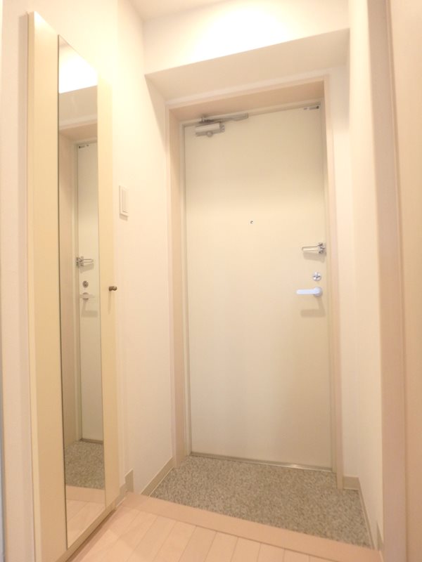 玄関　同タイプの別部屋写真となります