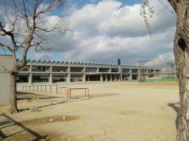 小学校　鈴鹿市立旭が丘小学校（小学校）まで803m