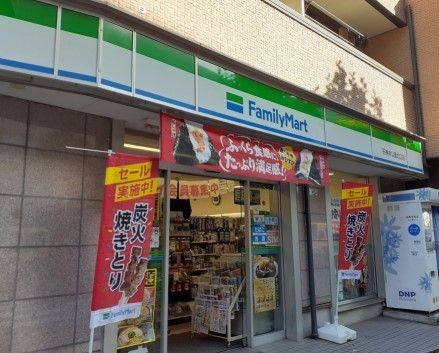 コンビニ　ファミリーマート（コンビニ）まで600m