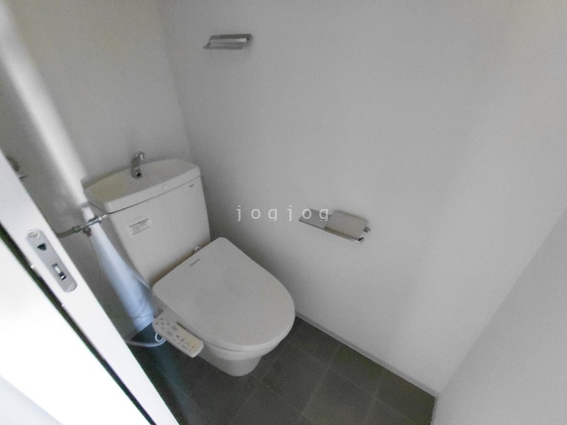 トイレ　嬉しい温水洗浄便座付きのトイレです。