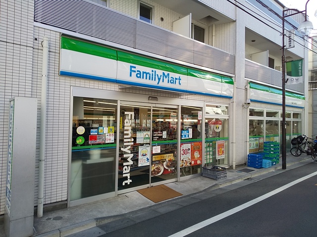 コンビニ　ファミリーマート千川駅前店（コンビニ）まで190m