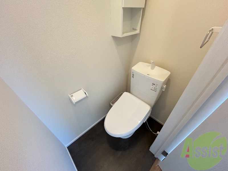 トイレ　トイレは温水洗浄便座付、収納付きで便利ですね。