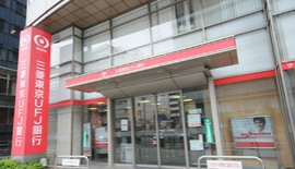 銀行　（株）三菱東京ＵＦＪ銀行 草加駅前支店（銀行）まで971m