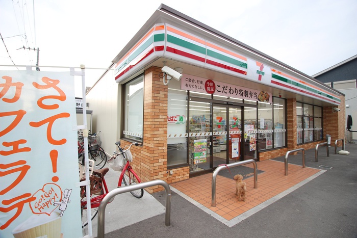 コンビニ　セブンイレブン（コンビニ）まで560m